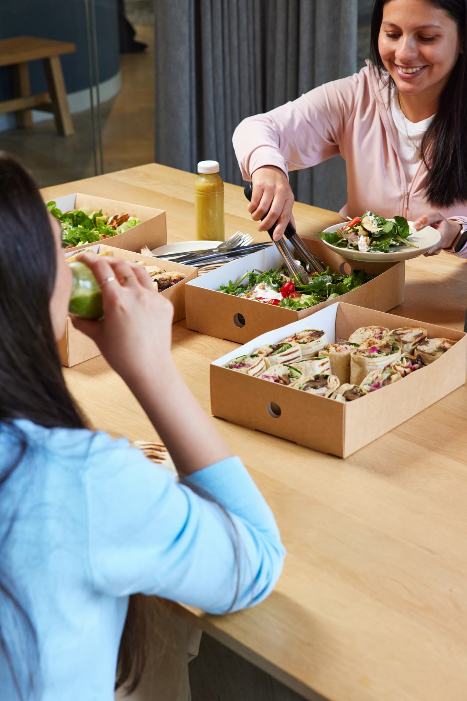 Cateringplatters en lunchboxen van Oliver Green op tafel