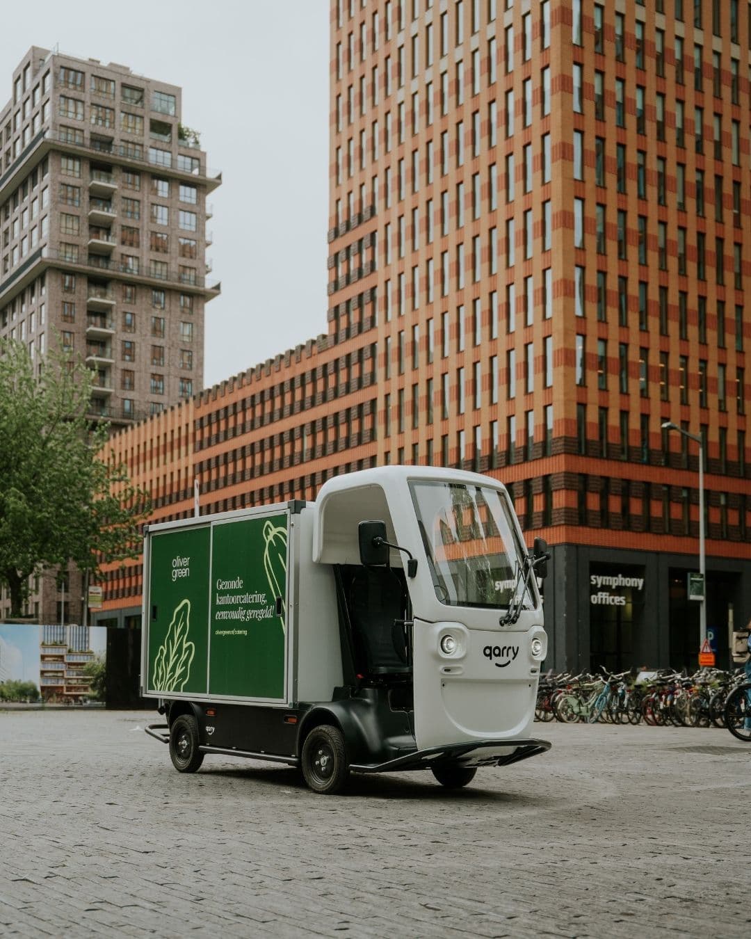 Elektrische bezorgwagen van Oliver Green met kantoorlunch in Amsterdam
