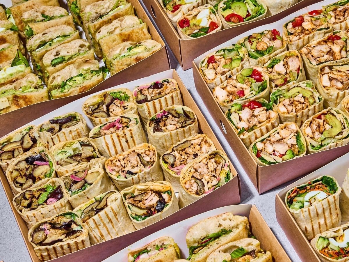 Schalen met sandwiches en wraps van Oliver Green voor bedrijfscatering