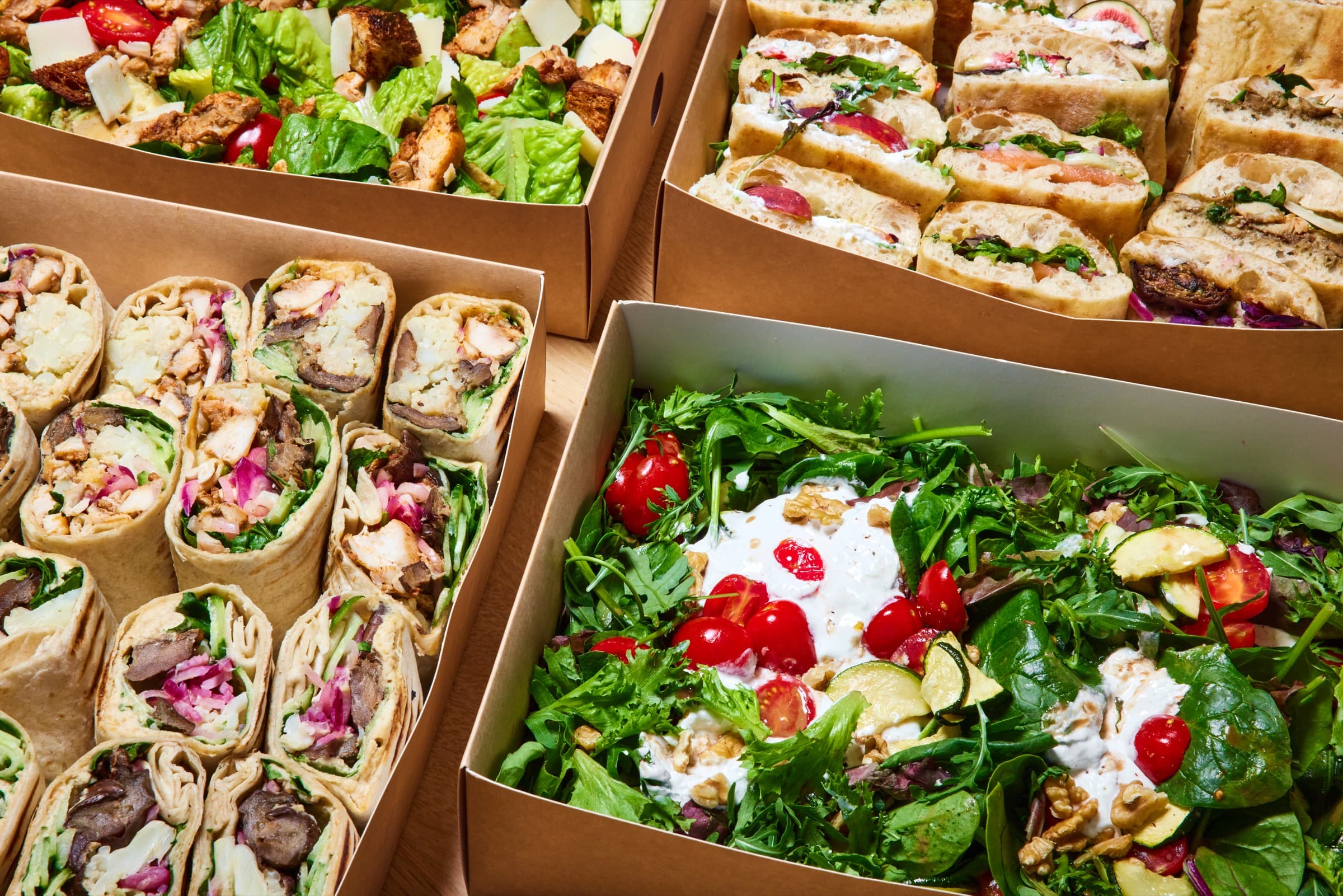 Cateringschalen met salades, wraps en sandwiches van Oliver Green