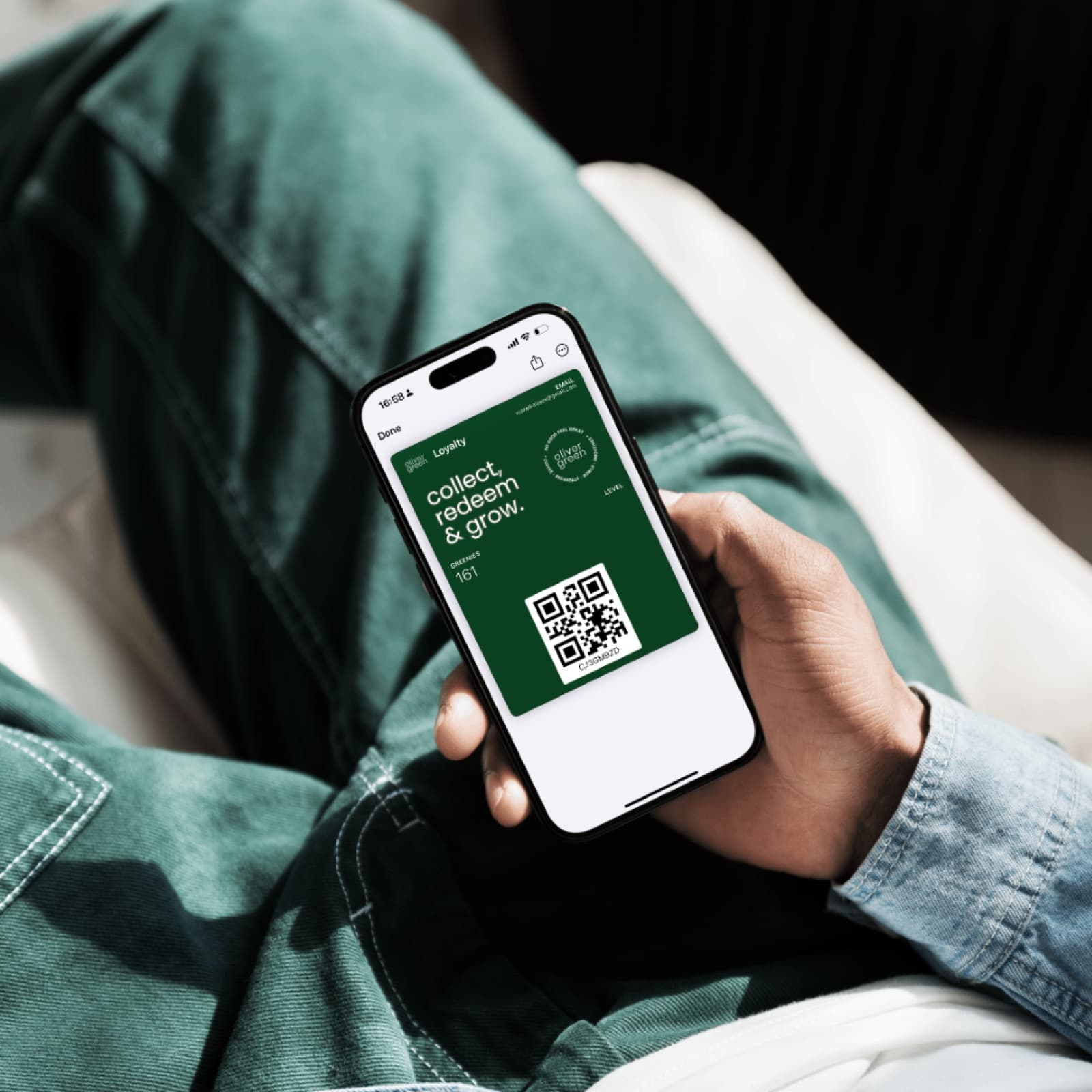 De Oliver Green klantenkaart met QR-code op een telefoon